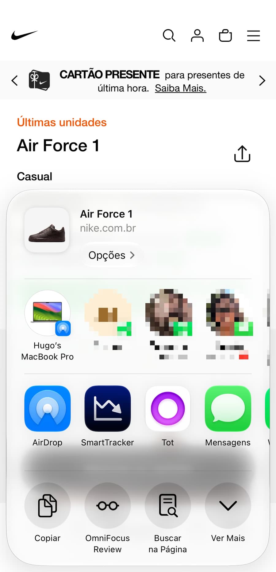 A folha de compartilhamento aberta sobre uma página de produto no Safari do iPhone, com o SmartTracker na fileira de apps, ao lado do AirDrop.